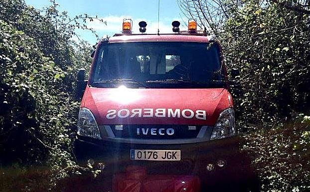 Un vehículo de bomberos transita como puede por una de las vías de acceso en una imagen de archivo. «A veces necesitamos la motosierra», reconocen en el Sepei. 