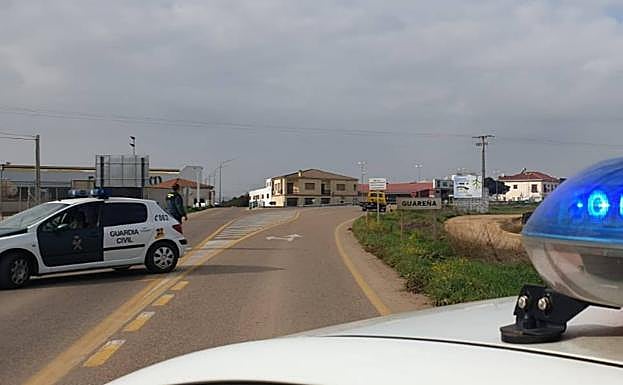 Controles de la Guardia Civil en la localidad de Guareña.