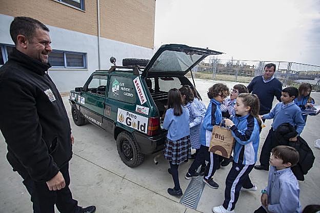 Alumnos del colegio Nazaret entregando su material escolar. :: j.. r. 