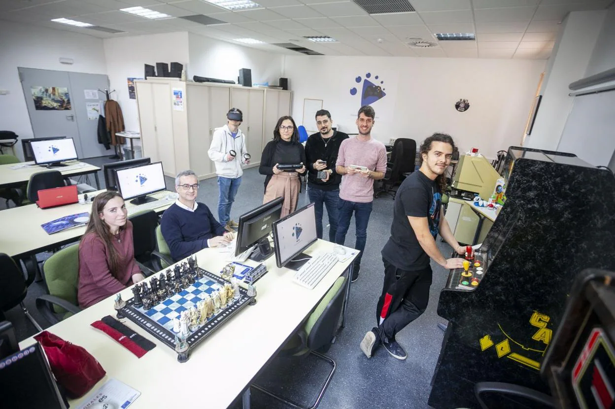 Integrantes del grupo Nodo Educativo en el laboratorio del videojuego de la UEx. :: jorge rey