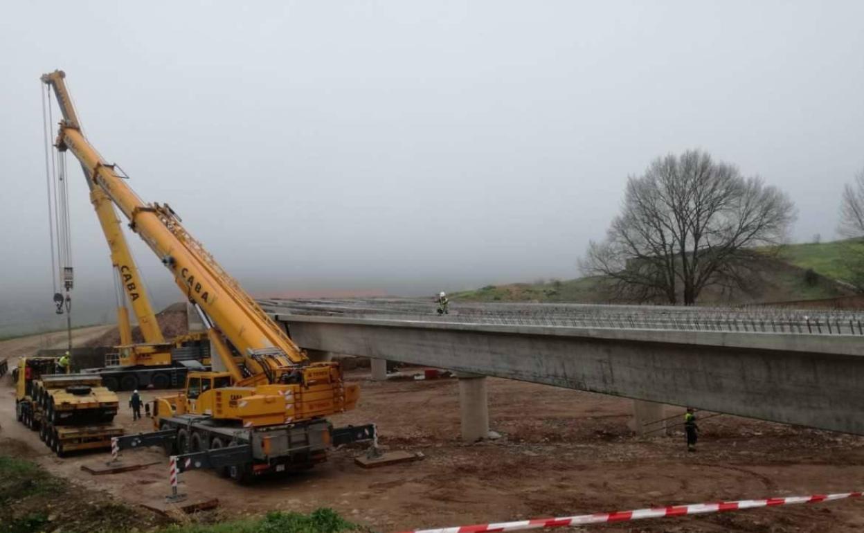 Finaliza la instalación de las vigas en el viaducto en la Ronda Sureste de Cáceres