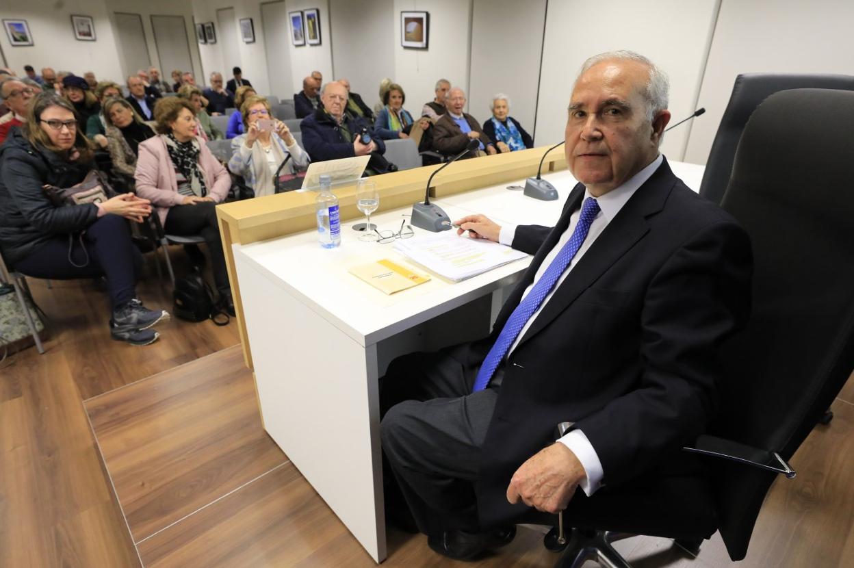 José Jerez Iglesias, antes de la conferencia. lorenzo cordero