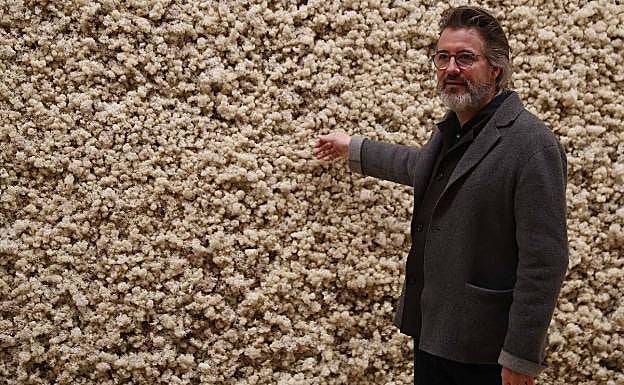 Olafur Eliasson ante su tapiz de liquen de reno . 