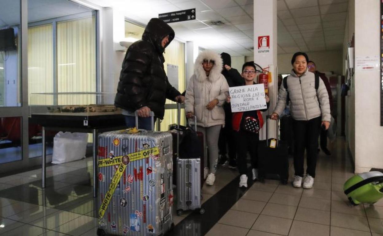 Viajeros chinos en el aeropuerto de Roma. 