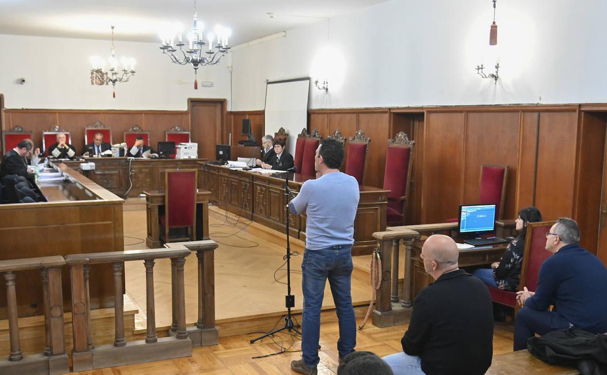 Diego M. R., en pie, junto con Raúl G. S. y Gabriel L. H. durante el juicio que se celebró ayer.