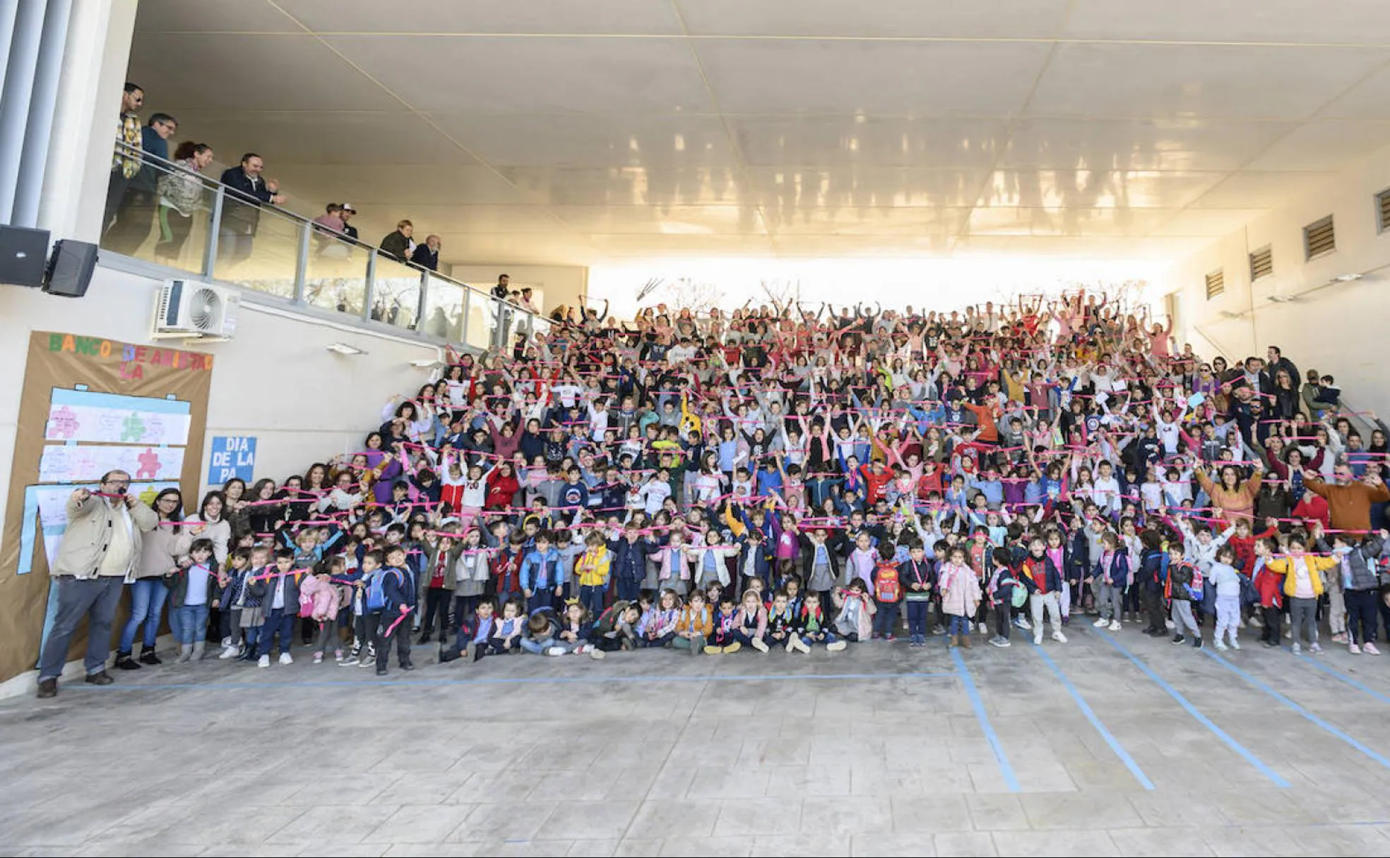 Alumnos y profesores de Las Vaguadas con el cordón solidario. 