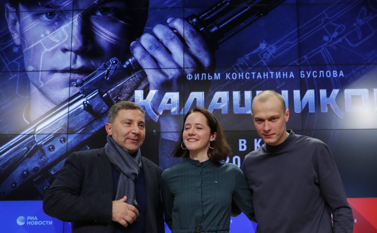 El director ruso Konstantin Buslovin y los protagonistas de la película Olga Larman y Yuri Borisov. 