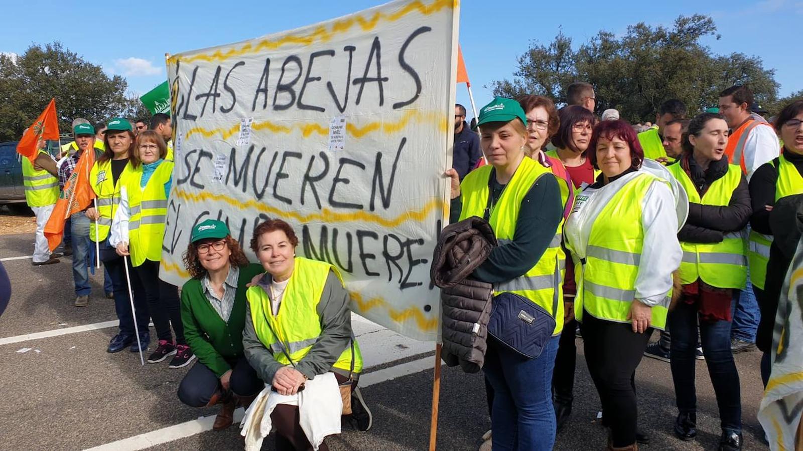 Fotos: Cortes de tráfico en Extremadura durante la jornada de protesta de los agricultores