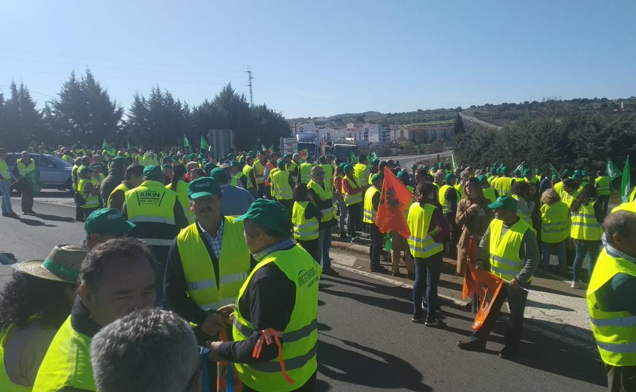 Ganaderos y agricultores presentes en el corte