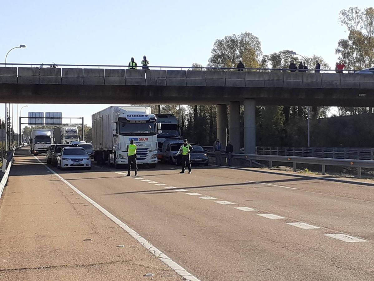 Fotos: Cortes de tráfico en Extremadura durante la jornada de protesta de los agricultores