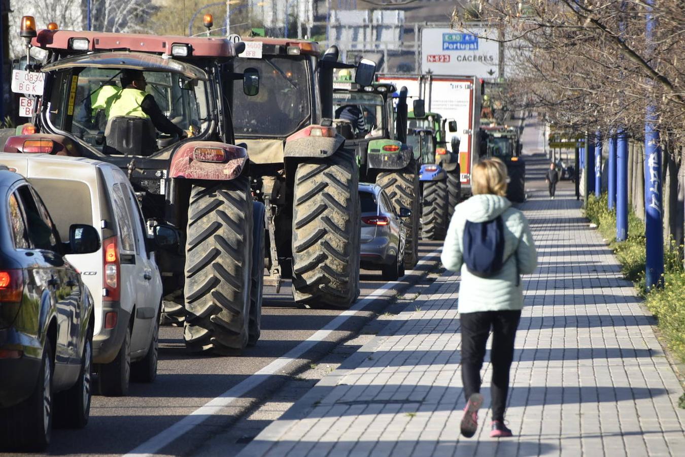 Fotos: Cortes de tráfico en Extremadura durante la jornada de protesta de los agricultores