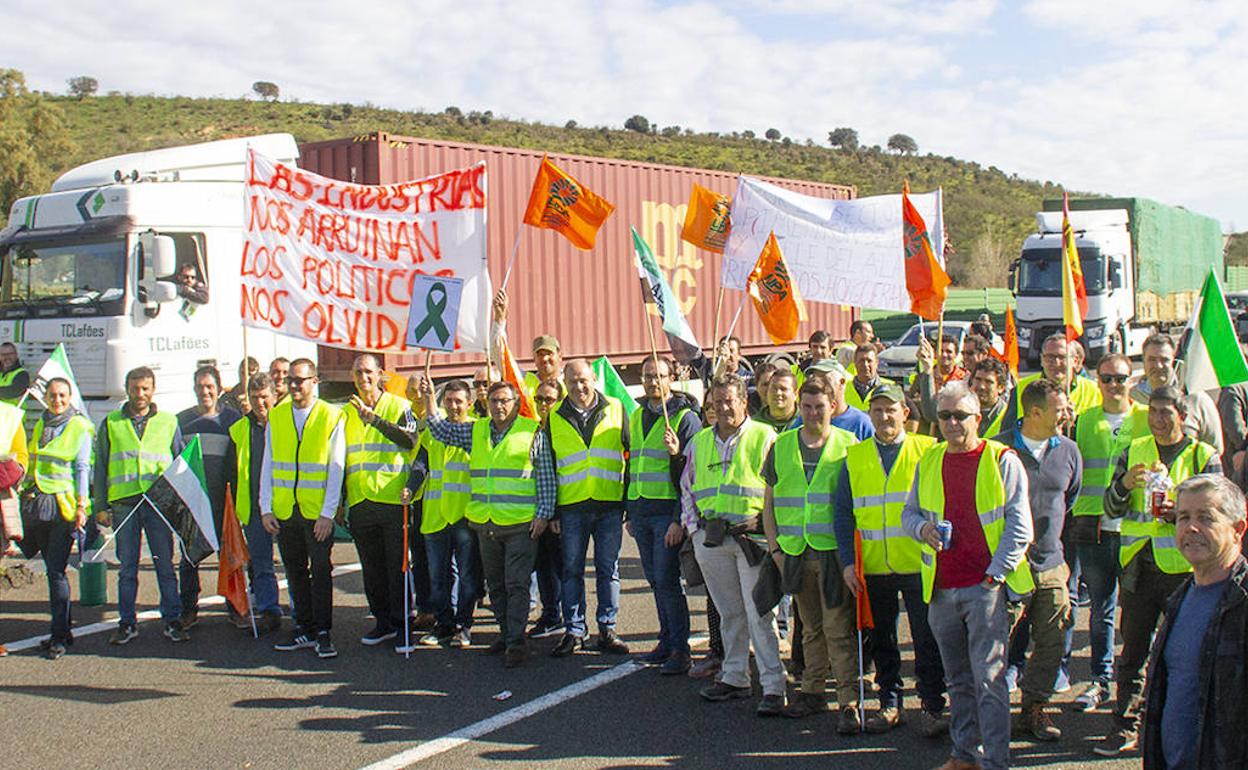 Protesta de agricultores en la Ex-A1, a la altura de Coria:: KARPINT