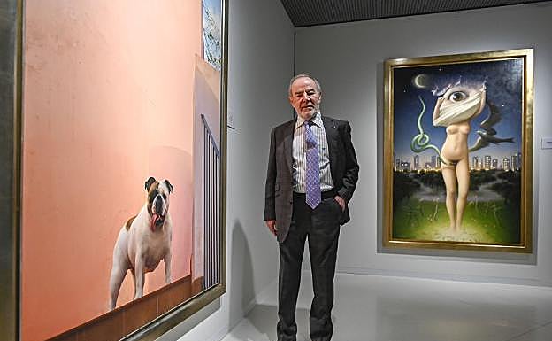 Eduardo Naranjo, junto a dos de sus obras expuestas en el MUBA.