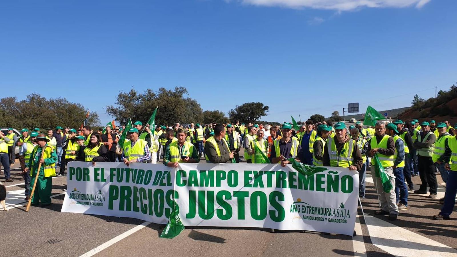 Fotos: Cortes de tráfico en Extremadura durante la jornada de protesta de los agricultores