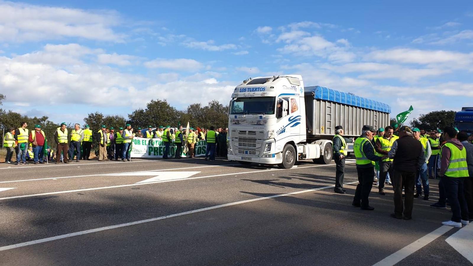 Fotos: Cortes de tráfico en Extremadura durante la jornada de protesta de los agricultores