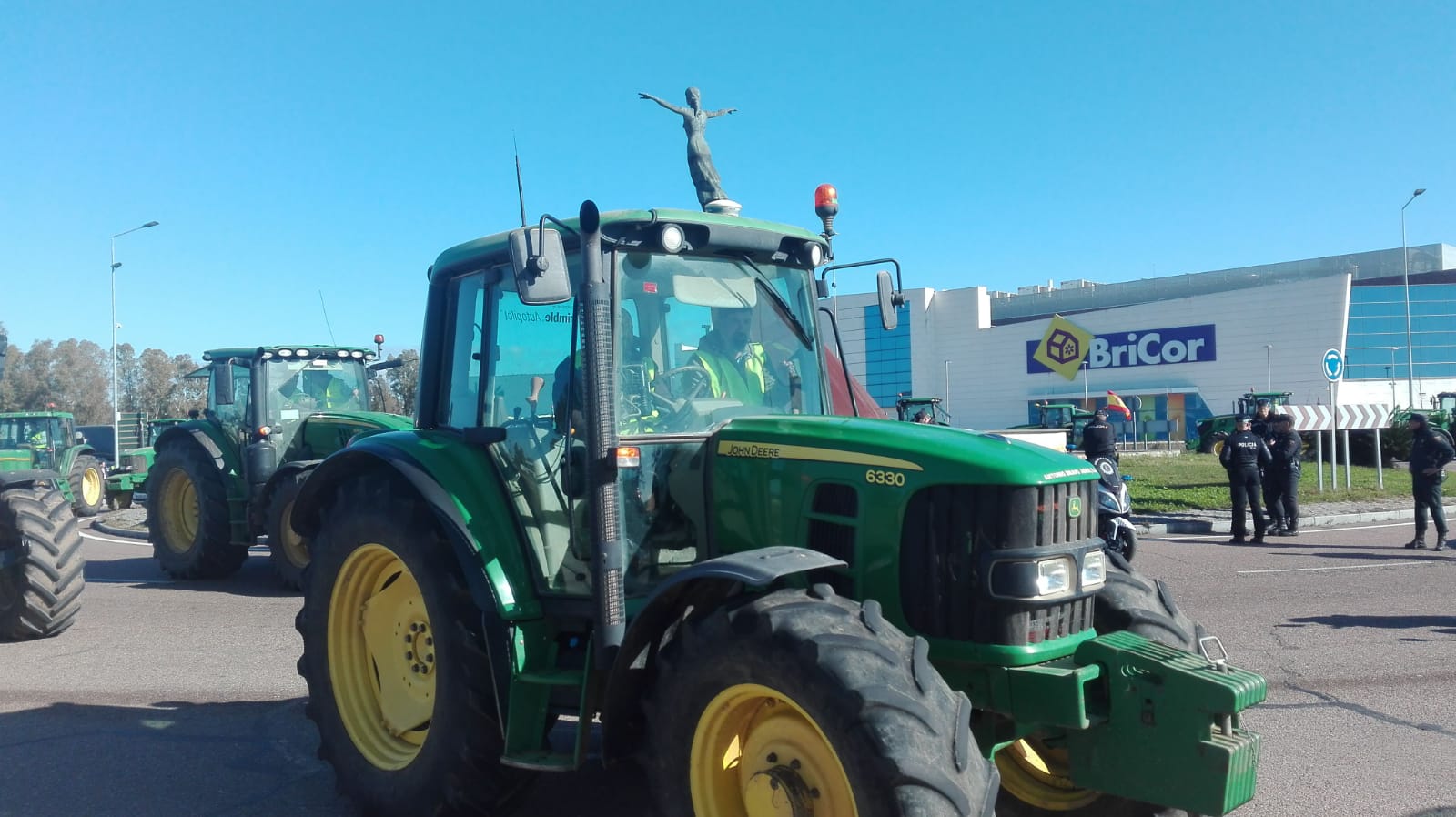 Fotos: Cortes de tráfico en Extremadura durante la jornada de protesta de los agricultores
