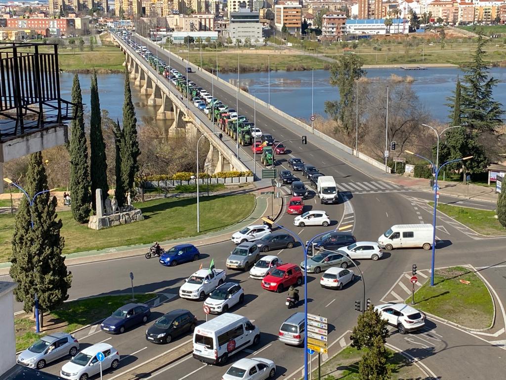 Fotos: Cortes de tráfico en Extremadura durante la jornada de protesta de los agricultores