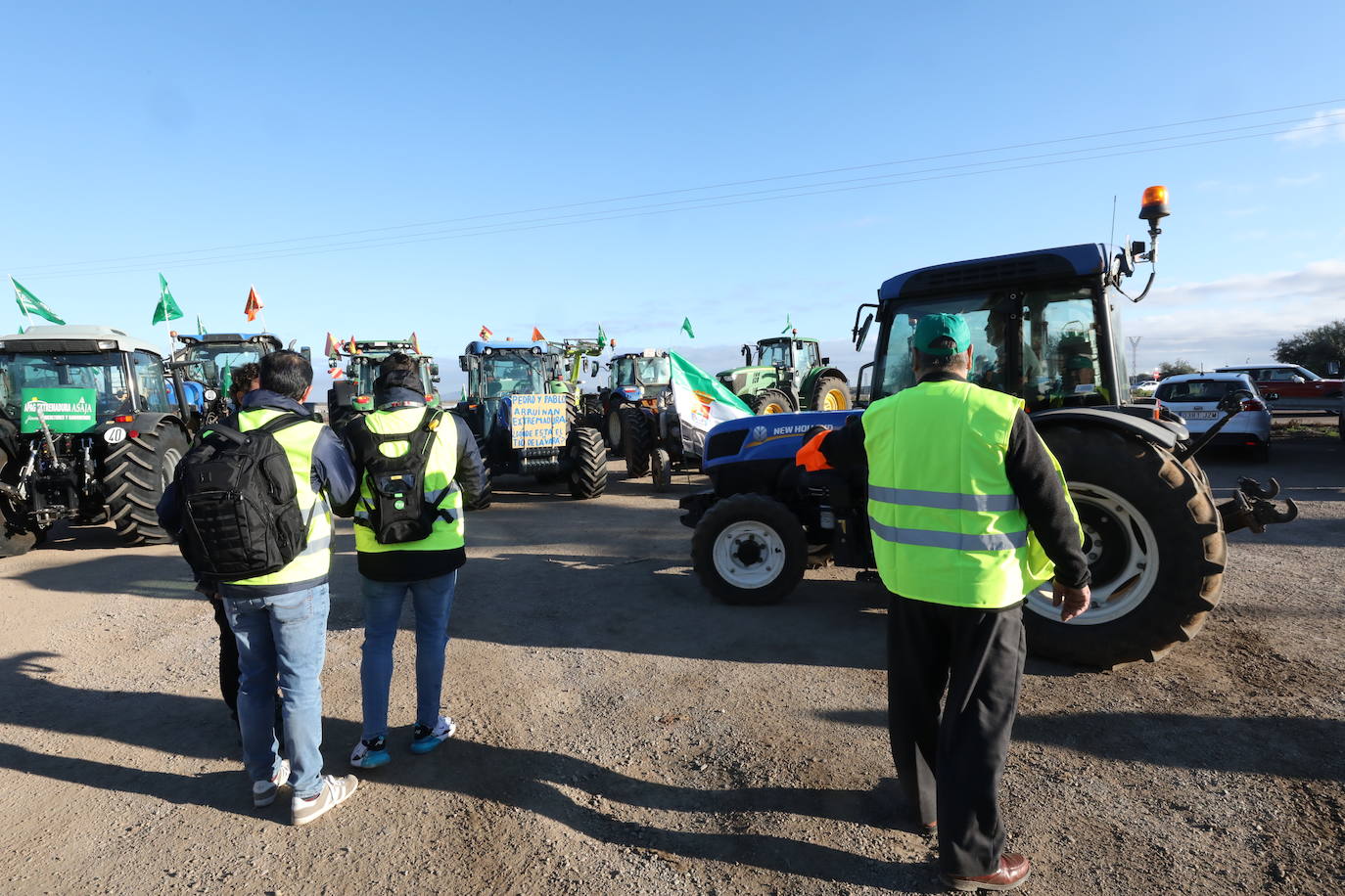 Fotos: Cortes de tráfico en Extremadura durante la jornada de protesta de los agricultores