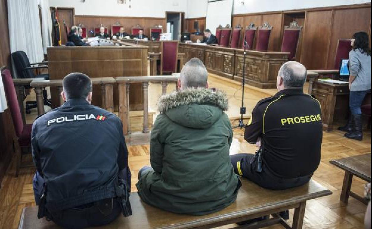 El condenado, durante el juicio. 