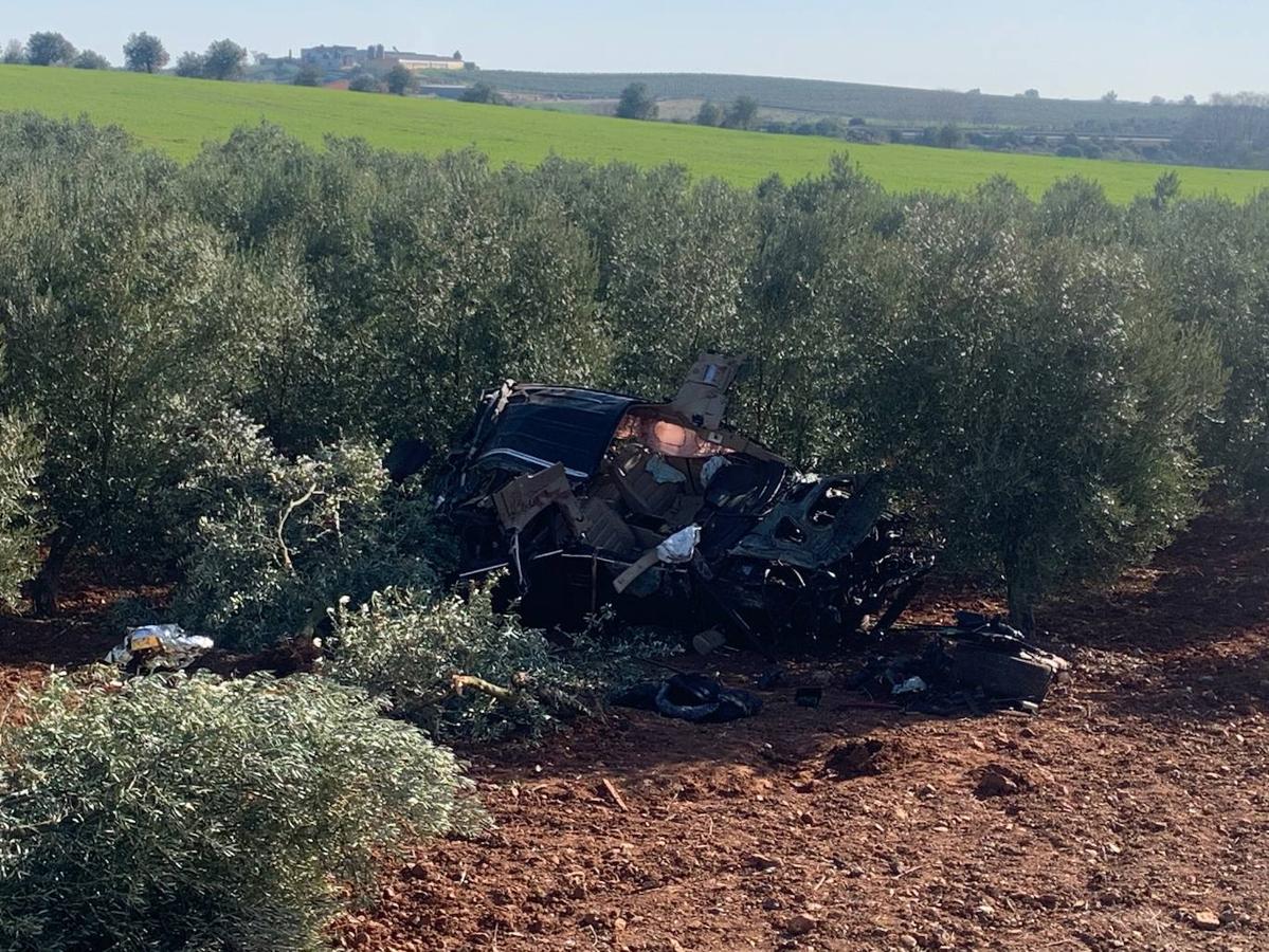 Fotos: Dos fallecidos y cinco heridos graves en una colisión en Calzadilla de los Barros