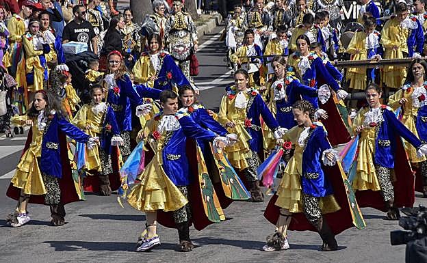 Pasarela. Puerta de Palmas acogió la segunda edición de la Pasarela Don Carnal donde las comparsas exhibieron sus coreografías