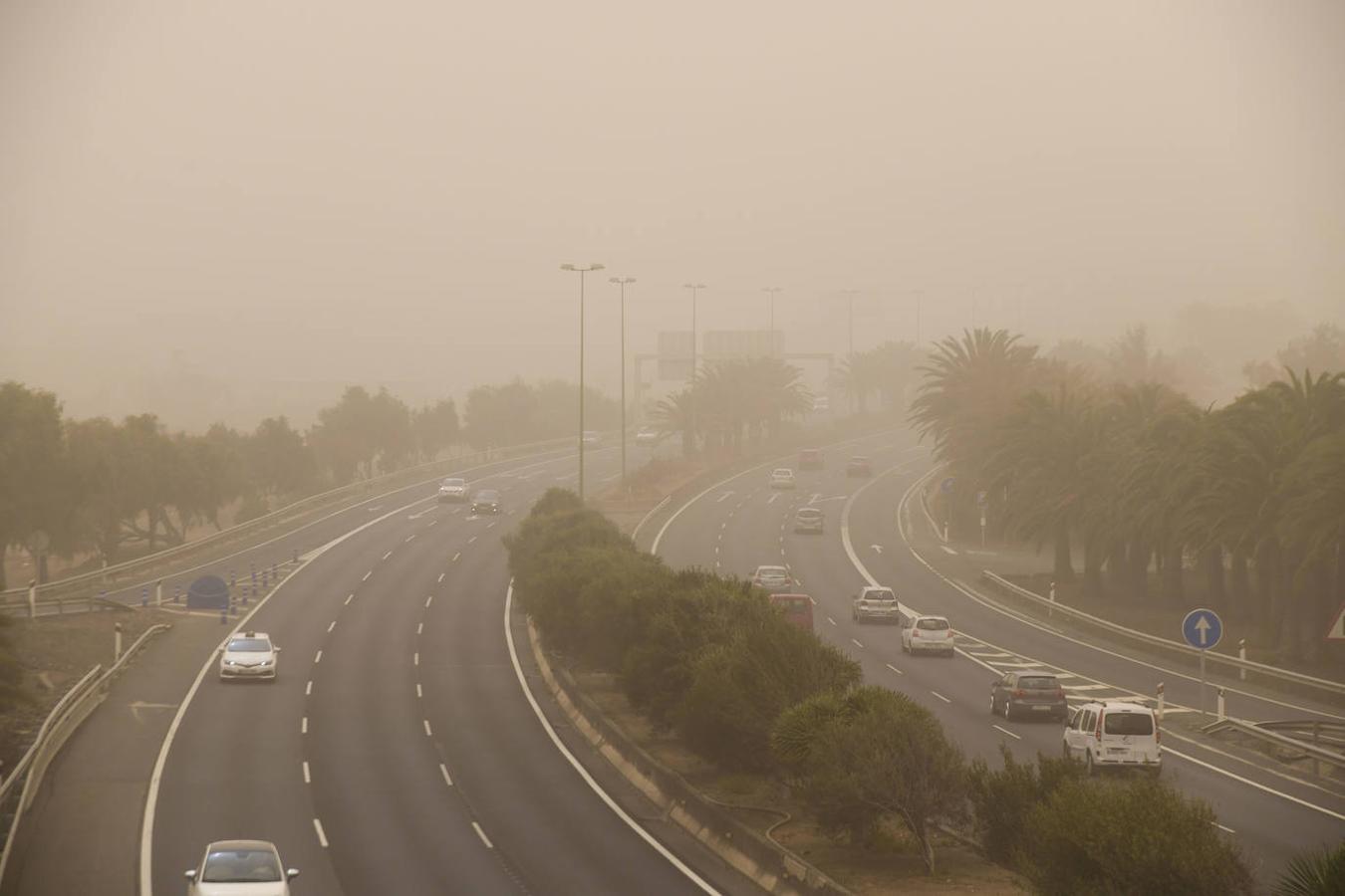 El polvo en suspensión dificulta la visibilidad en las carreteras.