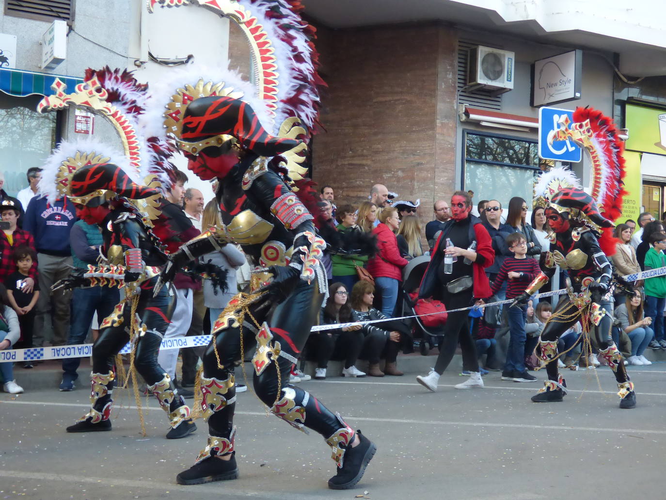 Fotos: Lleno absoluto en el desfile de carrozas y comparsas en Navalmoral