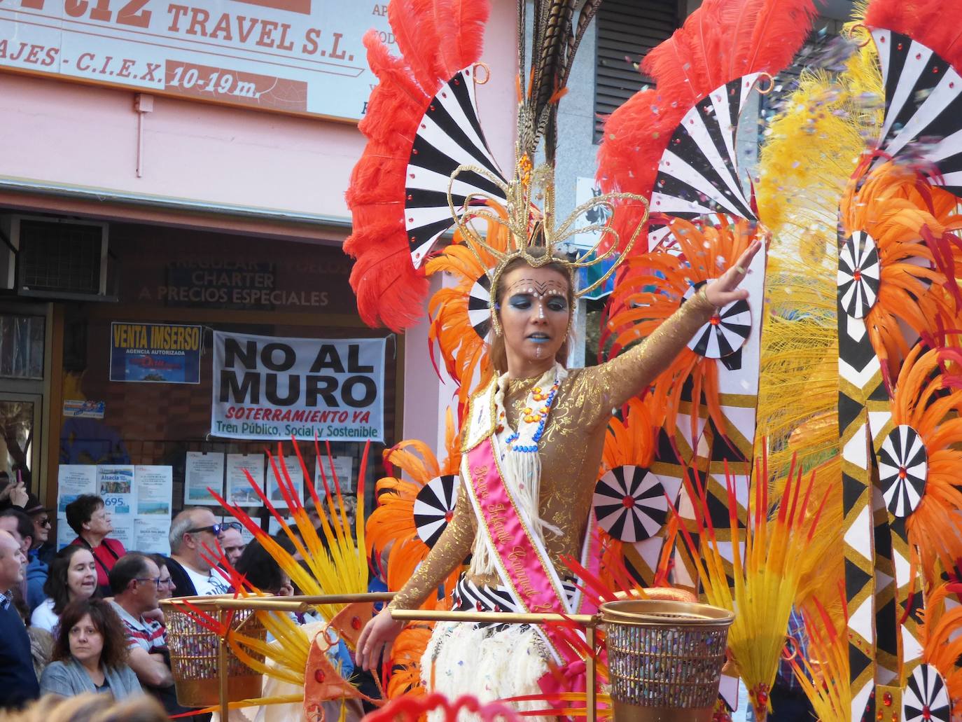 Fotos: Lleno absoluto en el desfile de carrozas y comparsas en Navalmoral