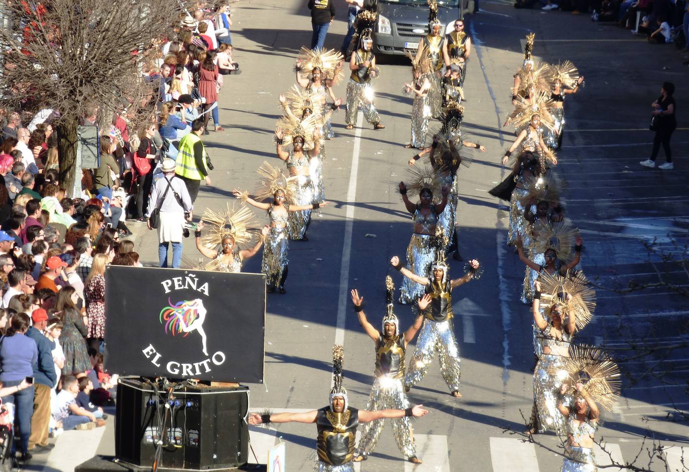 Fotos: Lleno absoluto en el desfile de carrozas y comparsas en Navalmoral