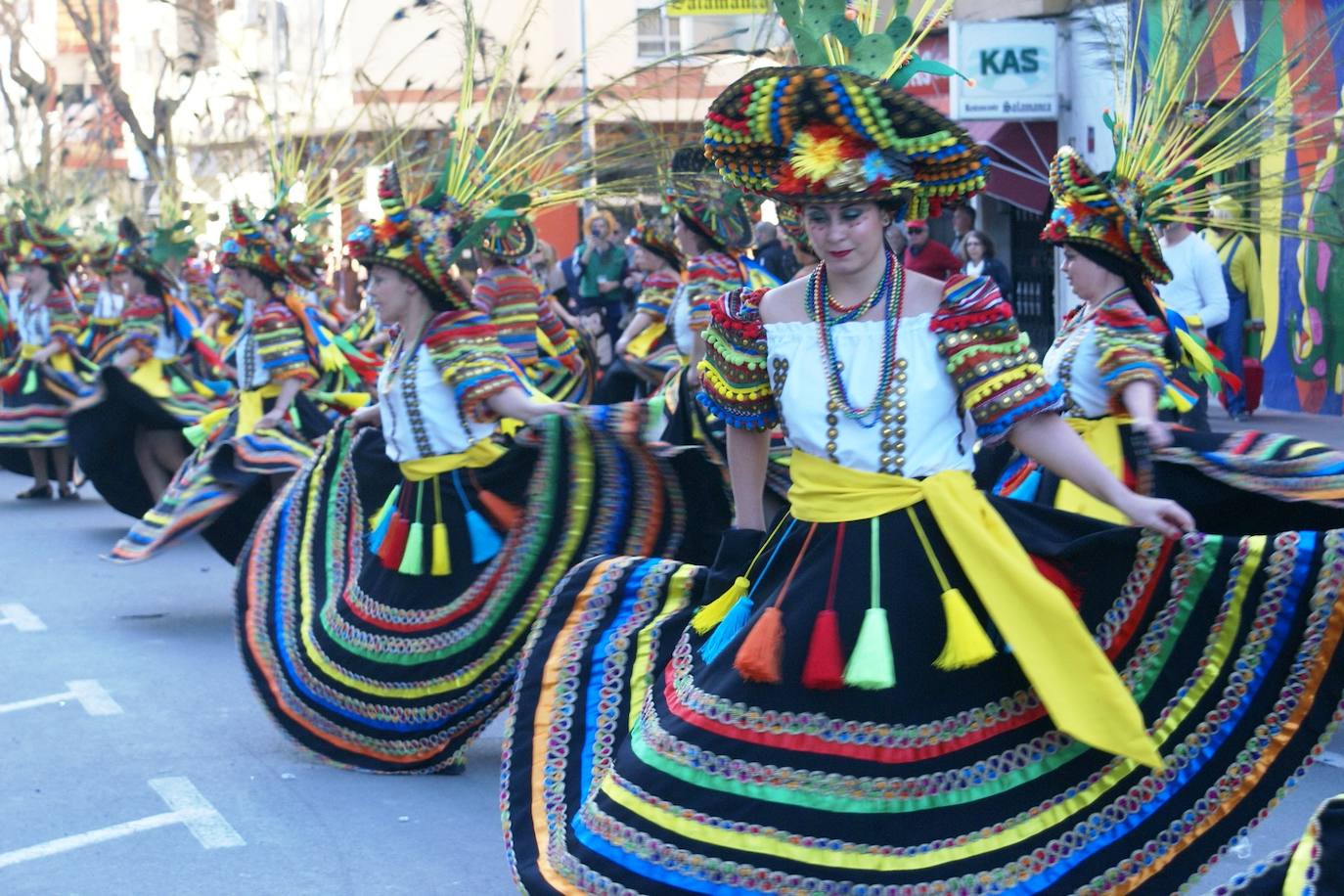 Fotos: Lleno absoluto en el desfile de carrozas y comparsas en Navalmoral