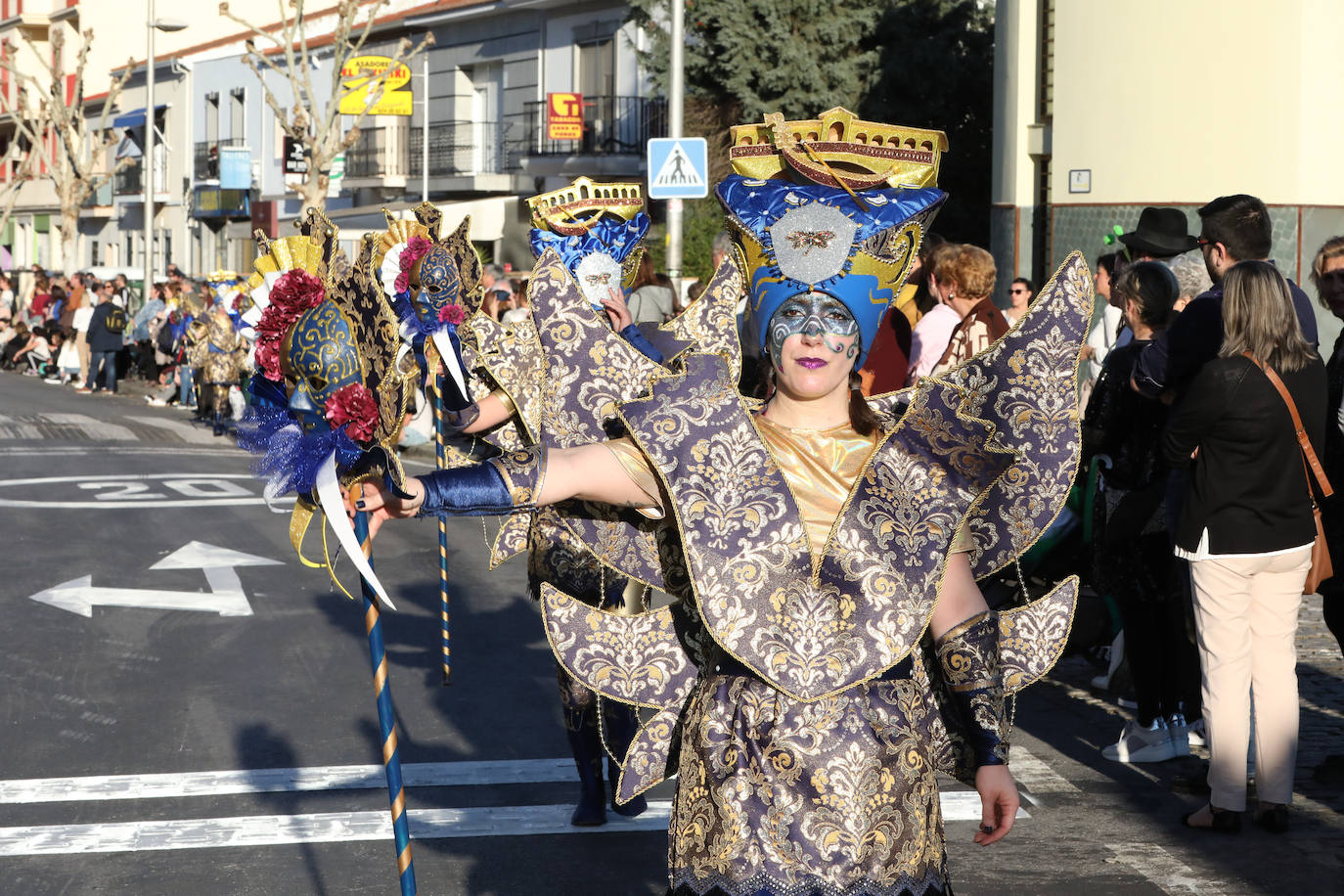 Fotos: Los Zanzarines Emeritenses se alzan con el primer premio del pasacalles