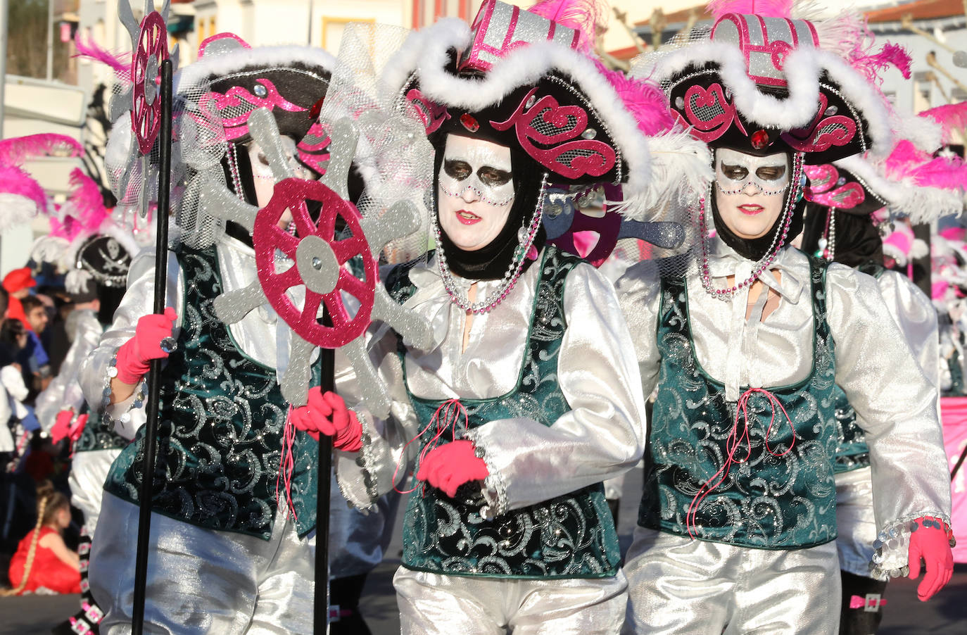 Fotos: Los Zanzarines Emeritenses se alzan con el primer premio del pasacalles