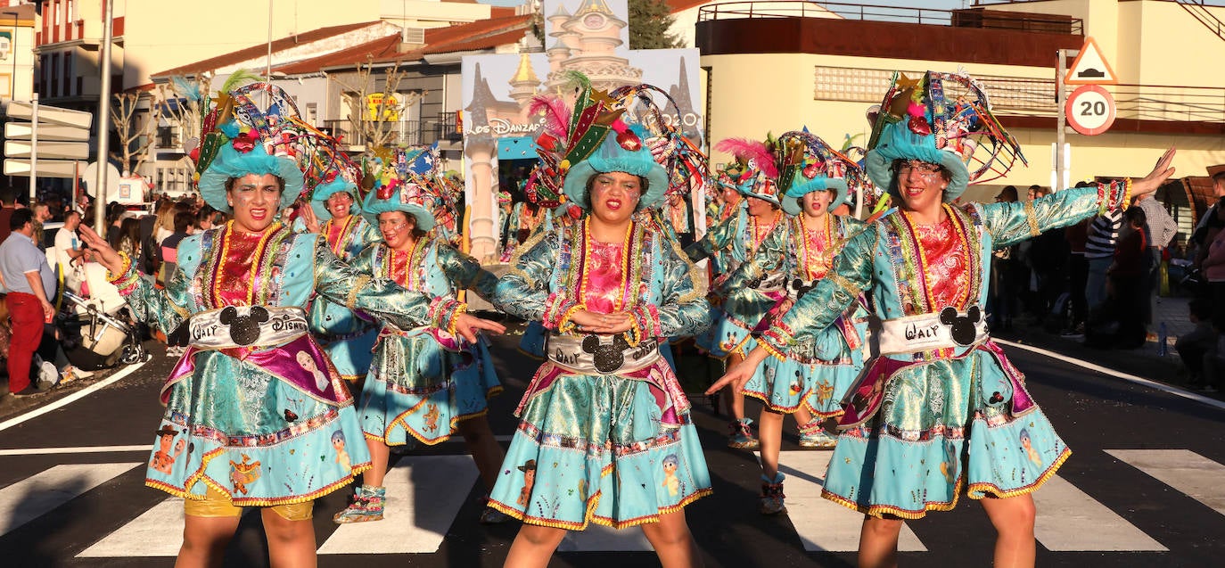 Fotos: Los Zanzarines Emeritenses se alzan con el primer premio del pasacalles