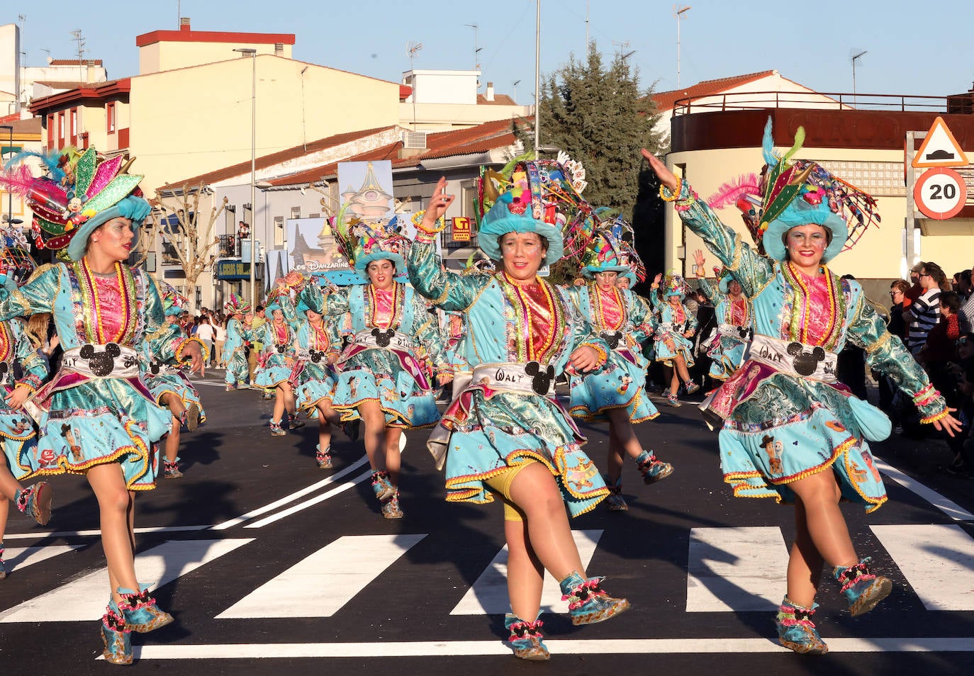 Fotos: Los Zanzarines Emeritenses se alzan con el primer premio del pasacalles