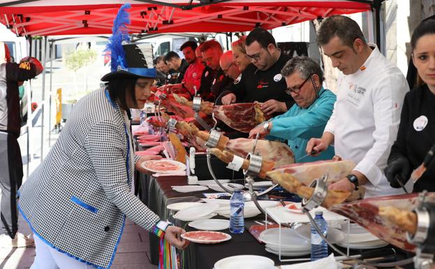 Comnezando a partir jamón a favor de 'El Mundo de Álex'. 