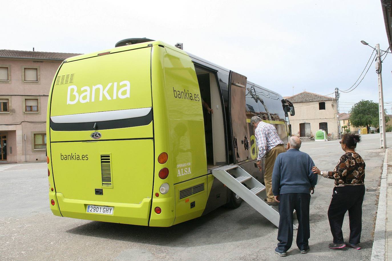 Tres clientes suben al 'ofibús' de Bankia en la localidad segoviana de Lastras de Cuéllar