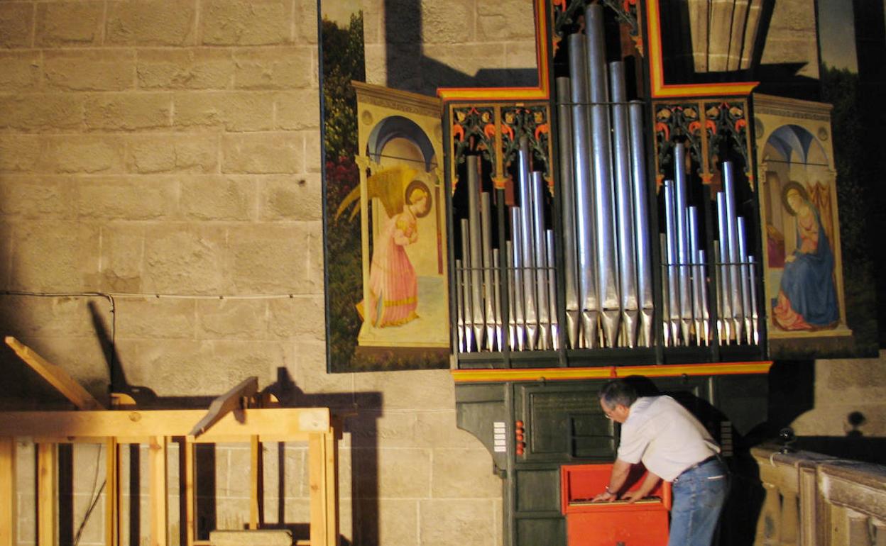 El órgano de Garrovillas está situado en el coro alto de la iglesia parroquial de Santa María de la Consolación. 