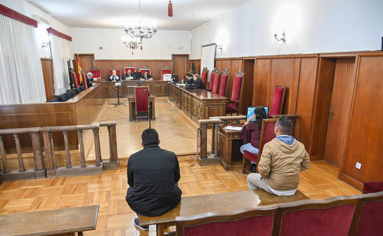 Los condenados, C. S. M. (izda.) y R. B. B. durante el juicio que se celebró ayer en la Audiencia. 