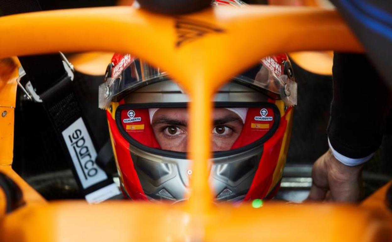 Carlos Sainz, dentro de su monoplaza en el circuito de Montmeló. 