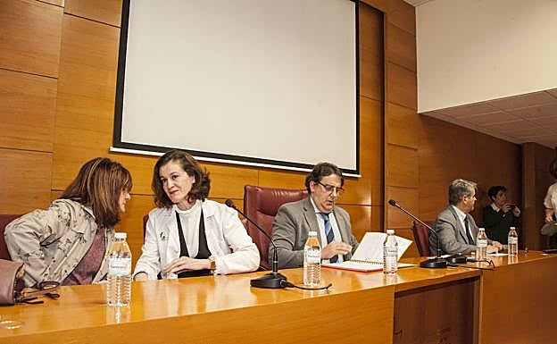 Extremadura refuerza el protocolo en centros sanitarios para evitar contagios de coronavirus en mayores 