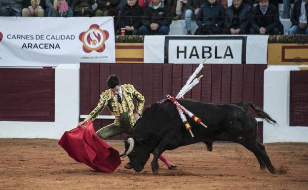 Tomás Rufo doblado con el novillo de Talavante. 