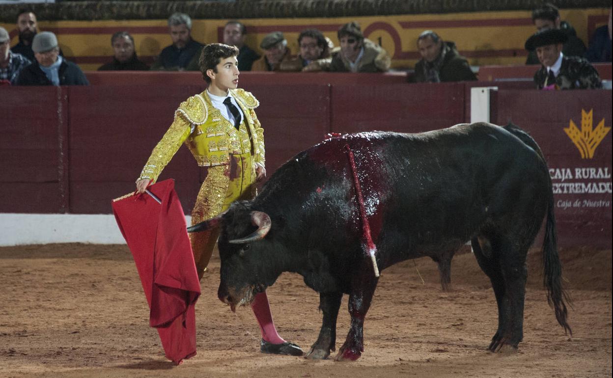 Derechazo de Manuel Perera al novillo de Vistalagre, mirando al tendido. 