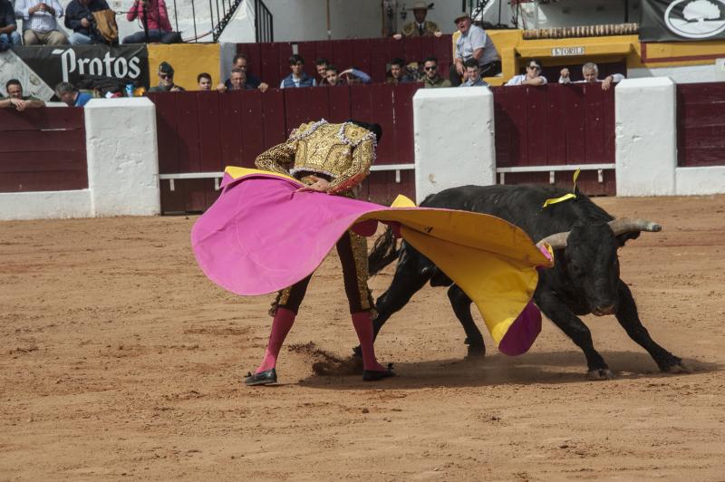 Alarde de torería y valor de Emilio de Justo y Ginés Marín para abrir la puerta grande. 