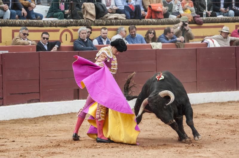 Alarde de torería y valor de Emilio de Justo y Ginés Marín para abrir la puerta grande. 