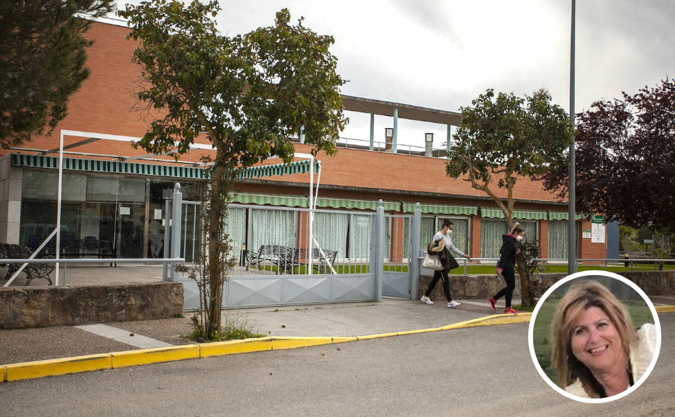 Una empleada sale con mascarilla de la residencia de mayores de Arroyo de la Luz. En el círculo, Claudia P.B. 