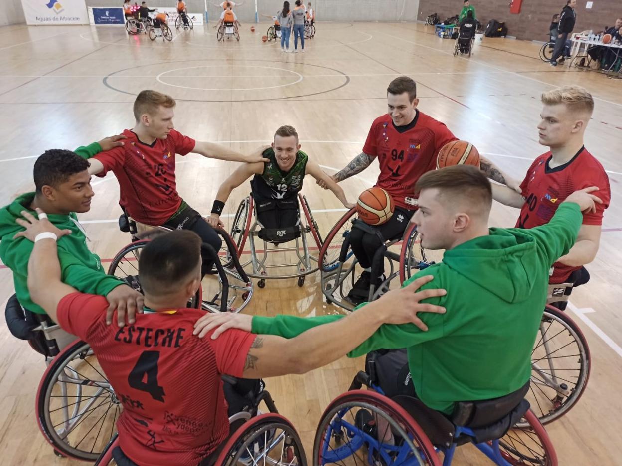 Los jugadores del Mideba Extremadura se abrazan antes de comenzar un partido. 