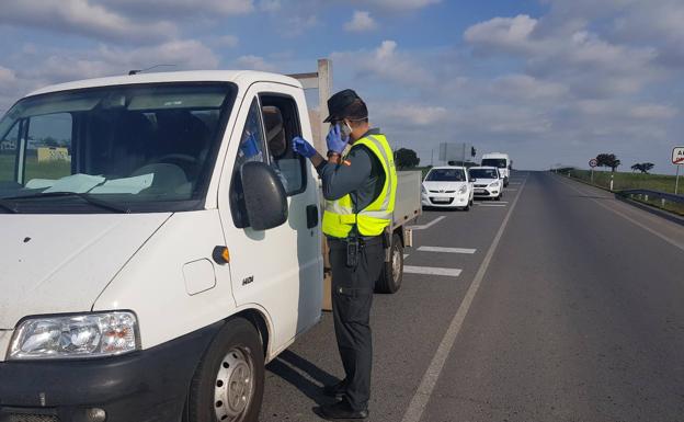 La Guardia Civil controla ya las salidas y las entradas a la localidad.