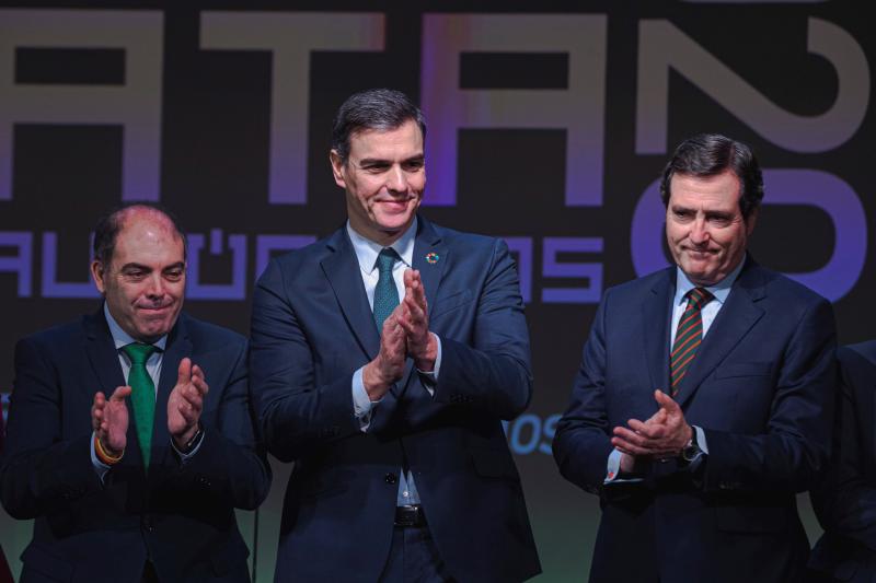 El presidente del Gobierno, Pedro Sánchez (c), junto a Lorenzo Amor (i) y Antonio Garamendi (d).