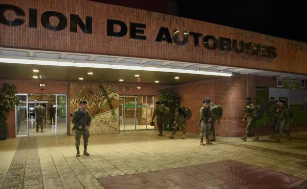 Militares controlando la actividad en la estación de autobuses.