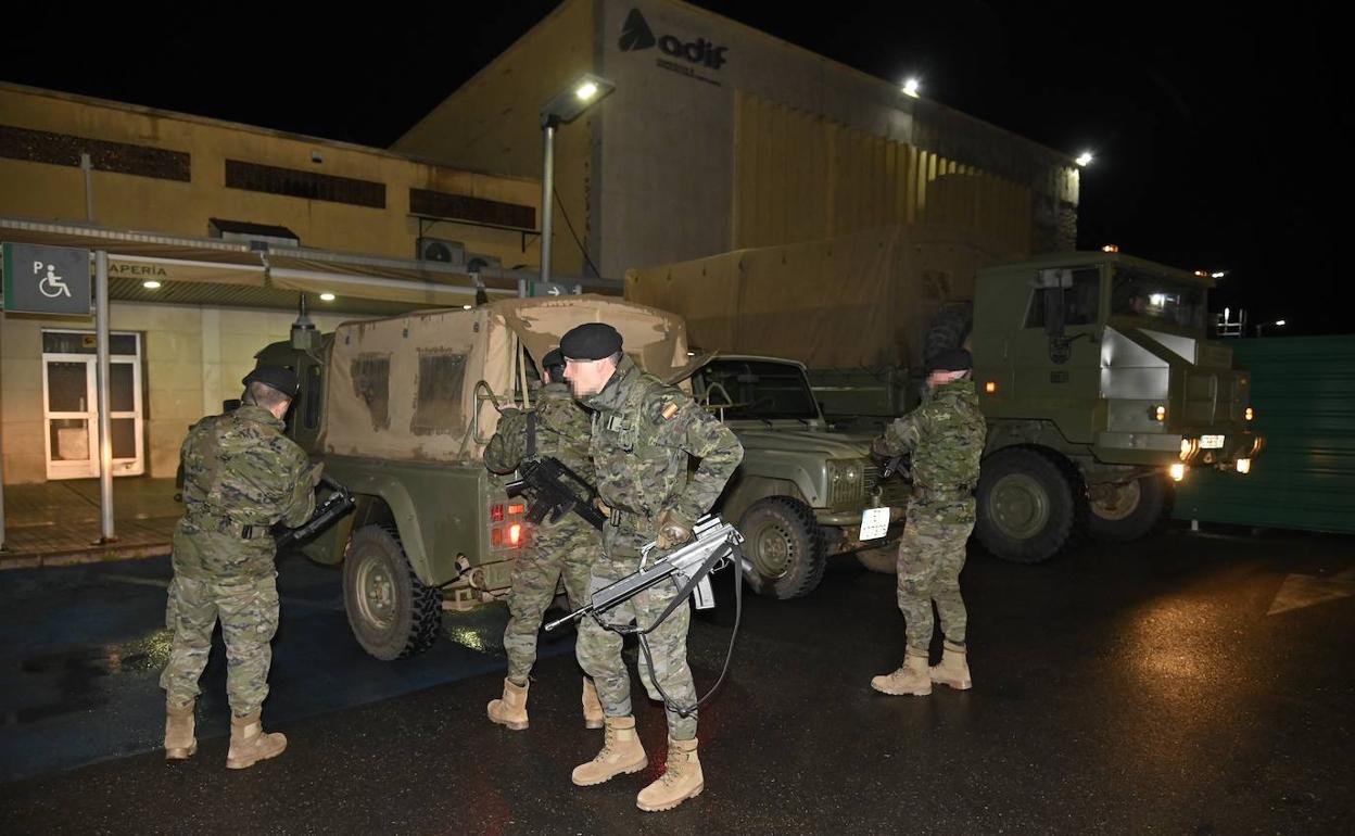 Militares controlando la actividad en la estación de tren.